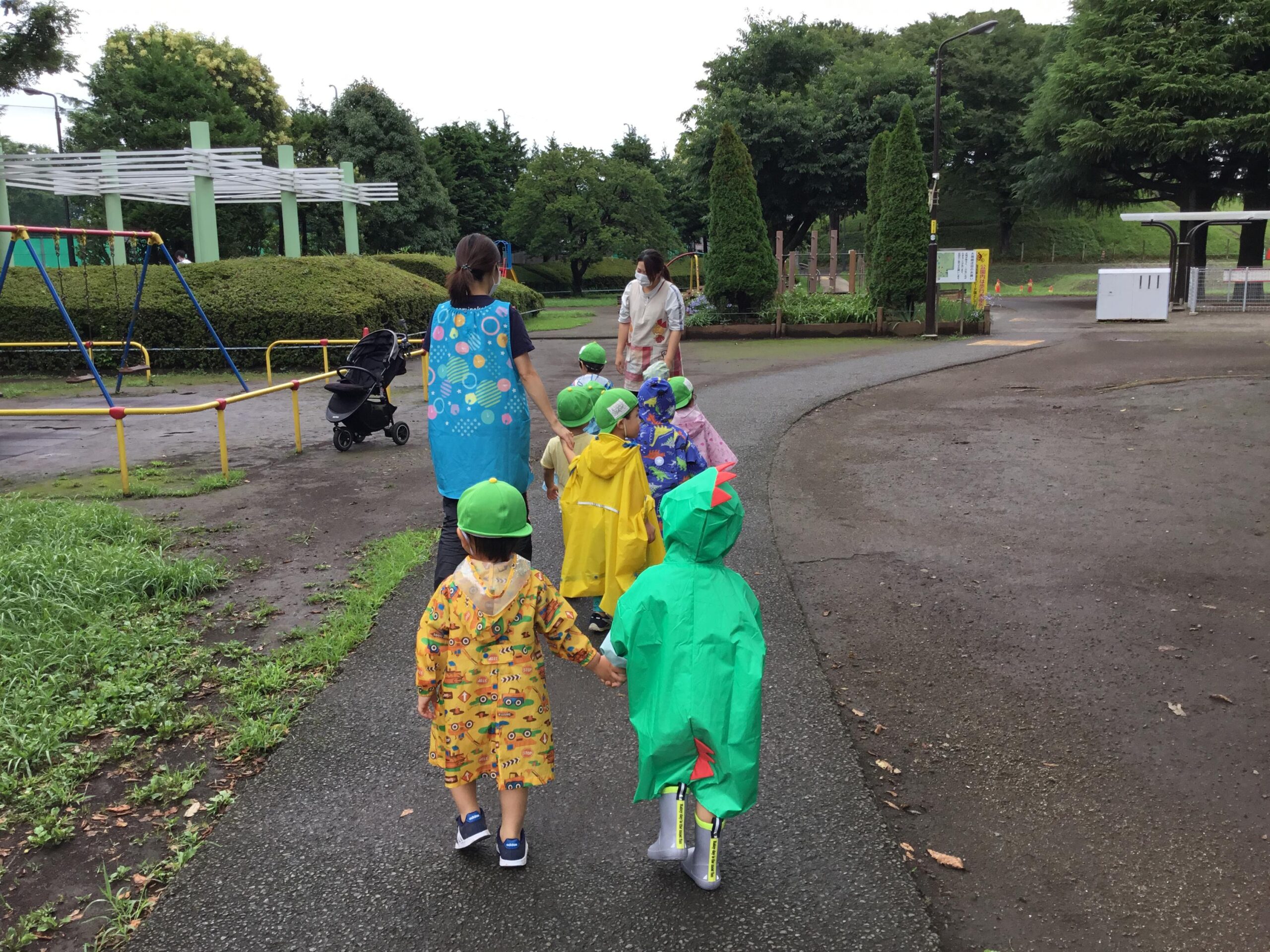2歳児クラス 雨の日散歩 りんごの木保育園 [世田谷区 野毛]｜ 社会福祉法人ナオミの会