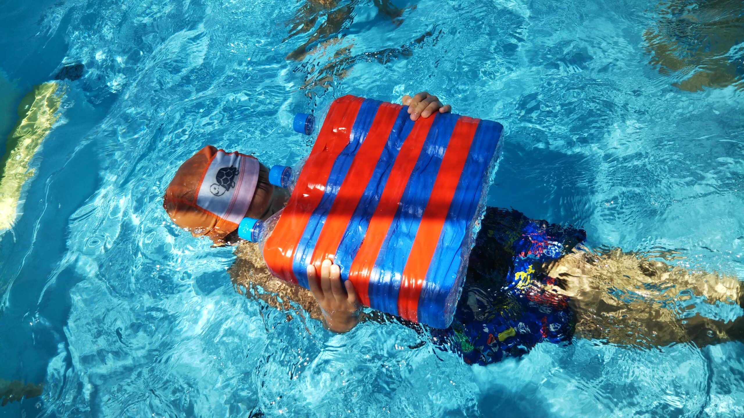 プールでカラフルビート板 空の鳥保育園 世田谷区 野毛 社会福祉法人ナオミの会